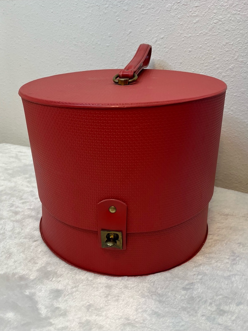 Vintage Red Everbest Hat Box With Handle & Wooden Dowel Hollywood Florida